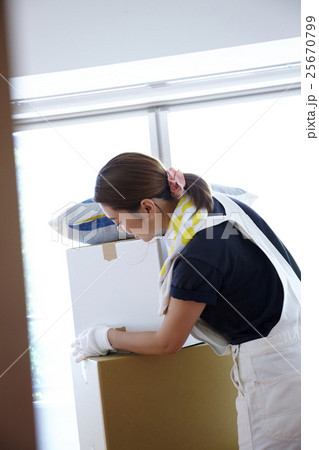 引越作業する女性 引越作業する女性 25670799