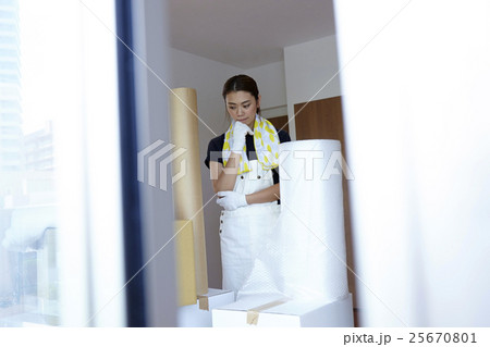 引越作業する女性 25670801