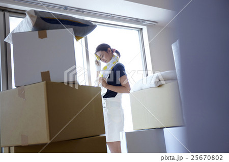 引越　ひと休みする女性 25670802