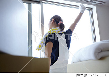 引越　ひと休みする女性 25670804