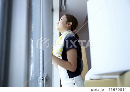 引越 ひと休みする女性 引越 ひと休みする女性 25670814