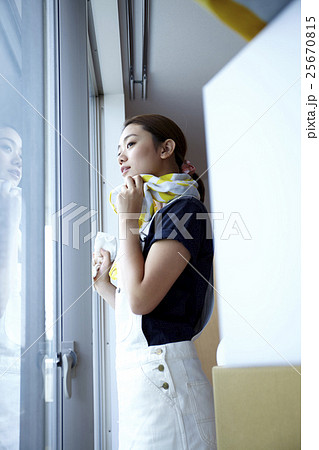 引越 ひと休みする女性 引越 ひと休みする女性 25670815