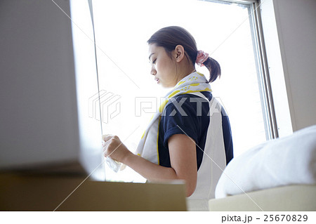 引越　ひと休みする女性 25670829