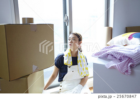 引越　小休止する女性 25670847