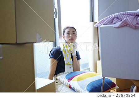 引越　小休止する女性 25670854