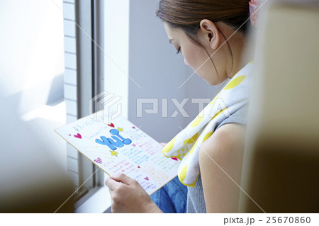 引越　思い出にふける女性 25670860