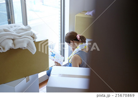 引越　思い出にふける女性 25670869