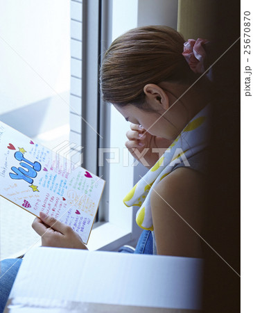 引越　思い出にふける女性 25670870