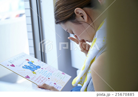 引越 思い出にふける女性 引越 思い出にふける女性 25670885