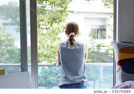 引越 外を眺める女性 引越 外を眺める女性 25670889