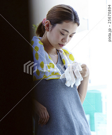引越 外を眺める女性 引越 外を眺める女性 25670894