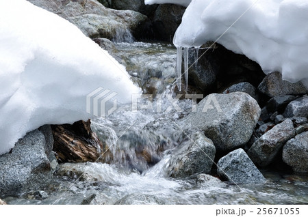 雪積もる厳冬の渓流 25671055