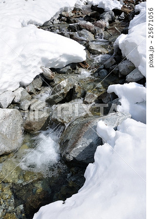 雪積もる厳冬の渓流 25671056