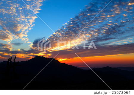瓶ヶ森から見た石鎚山の夕焼け 瓶ヶ森から見た石鎚山の夕焼け 25672064