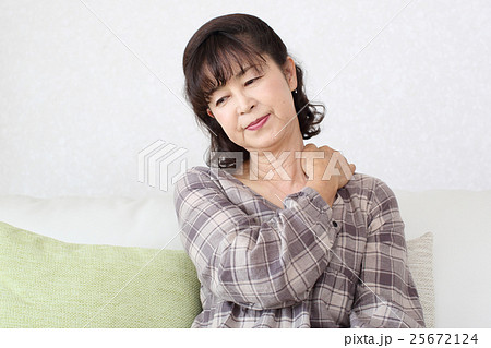肩がこるシニアの女性 肩がこるシニアの女性 25672124