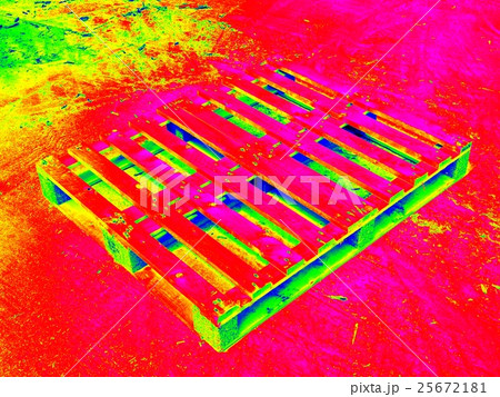 Thermography photo. Empty pallet ready for packing 25672181