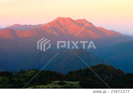 瓶ヶ森から見た朝の石鎚山 25672377