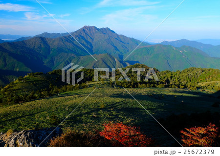 瓶ヶ森から見た朝の石鎚山 25672379