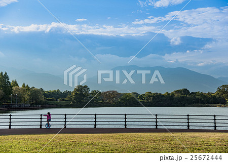 北勢中央公園　湖畔で一輪車に乗る少女 25672444