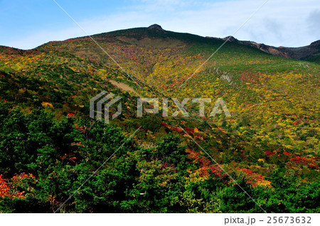 福島県 薬師岳山頂から見る安達太良山の紅葉 福島県 薬師岳山頂から見る安達太良山の紅葉 25673632