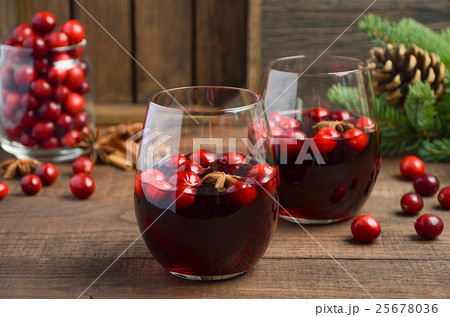 Mulled red wine in a glass on a wooden table 25678036