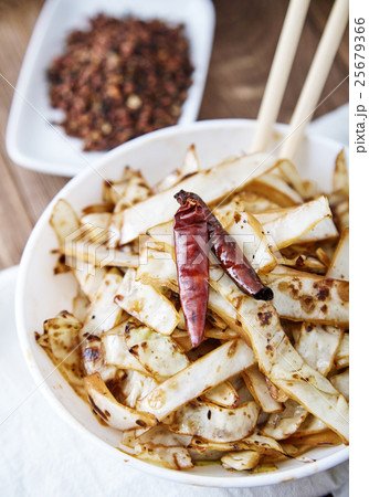 Stir fried cabbage in wok with pepper 25679366