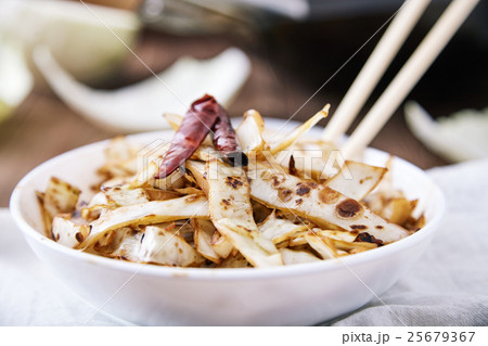 Stir fried cabbage in wok with pepper 25679367