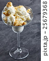 Vanilla ice cream with crumbs of shortbread 25679368