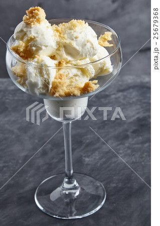 Vanilla ice cream with crumbs of shortbread 25679368