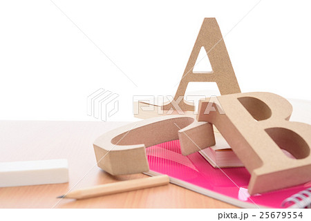 本とアルファベットのABC 学習の手順 英語学習イメージ 白背景 本とアルファベットのABC 学習の手順 英語学習イメージ 白背景 25679554