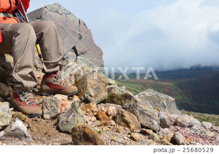 足を休める登山者（那須連山「茶臼岳」への登山ルート／栃木県那須郡那須町） 25680529