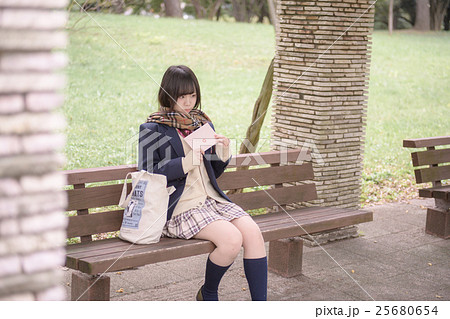 ベンチに座る女子高生の写真素材 [25680654] - PIXTA