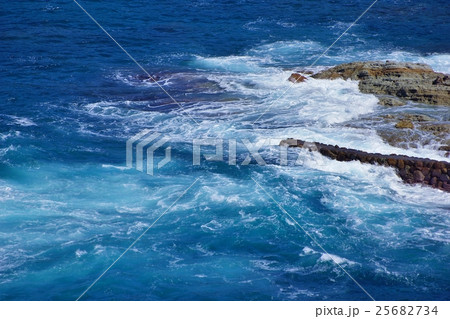 海と白波の写真素材