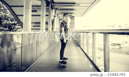 Woman Playing Skateboard Extreme Sport Concept Woman Playing Skateboard Extreme Sport Concept 25685765