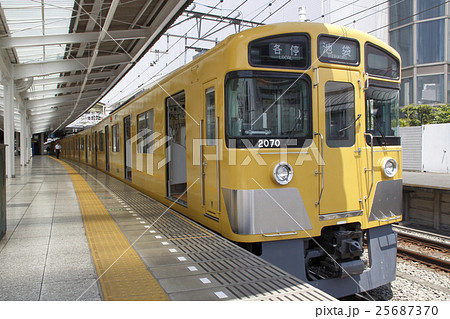 飯能駅に停車中の西武池袋線2000系リニュアール車(各停:池袋行) 飯能駅に停車中の西武池袋線2000系リニュアール車(各停:池袋行) 25687370