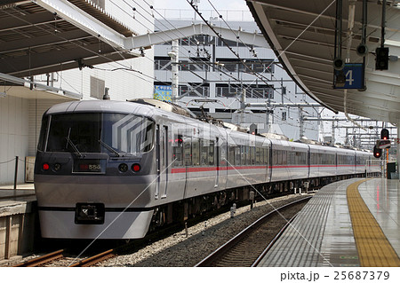 飯能駅を出発する、特急ちちぶ（10000系） 25687379