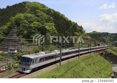 山岳区間を行く西武特急ちちぶ号 25688365
