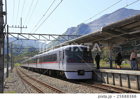 横瀬駅に停車中の西武レッドアロー 25688366