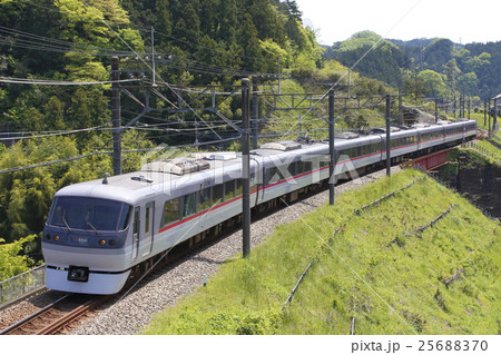 山岳区間を行く西武特急ちちぶ号 25688370
