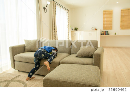 いじける男の子 25690462