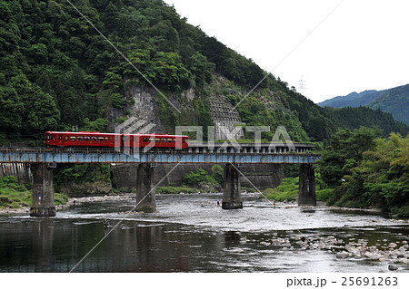 長良川鉄道　鉄橋を渡る列車と釣り人 25691263