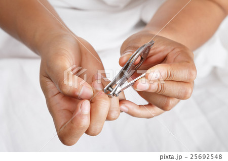 hand cutting fingernails 25692548