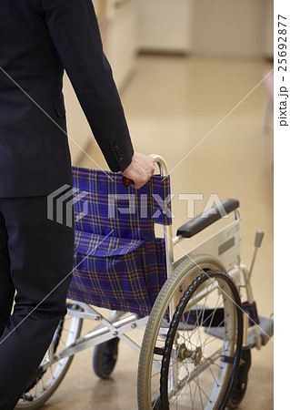 医者　車椅子 25692877