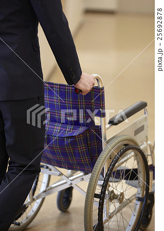 医者　車椅子 25692878