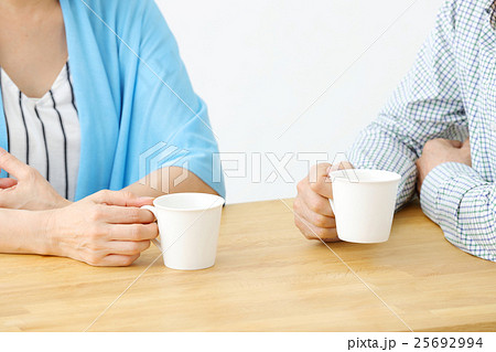 コーヒーカップ　手元 25692994