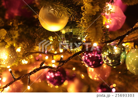 キラキラのクリスマスオーナメントアップの写真素材