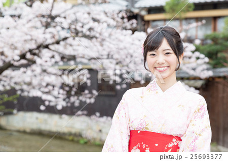 花見をする着物女性 花見をする着物女性 25693377