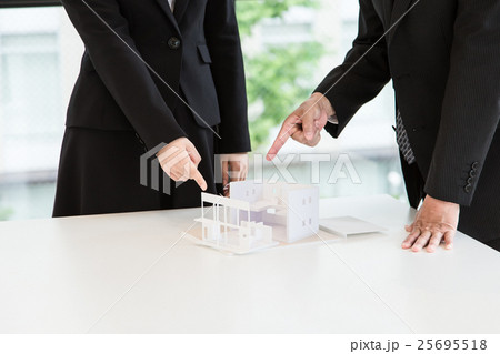 住宅の打合せをするビジネスシーン 25695518