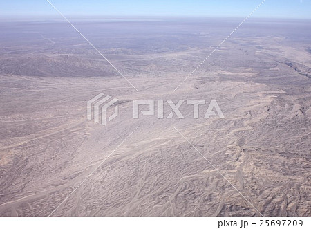 南米チリ北部、カラマ周辺の高地砂漠の乾燥した砂の大地 25697209