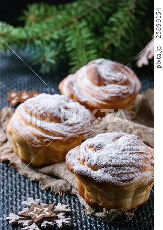 Modern pastries cruffins for Christmas 25699154